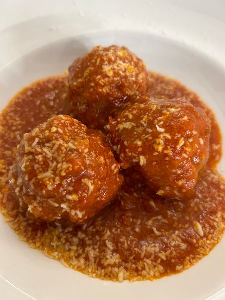 Polpette al pomodoro in un piatto bianco fondo