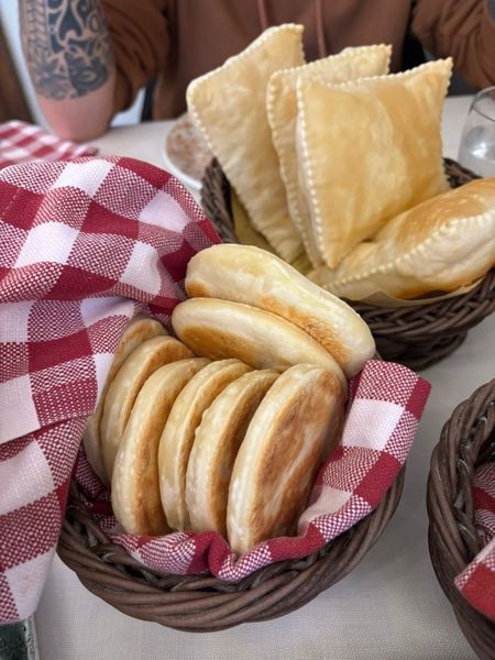 Cesto di tigelle e gnocco fritto in un tovagliolo a quadri rossi