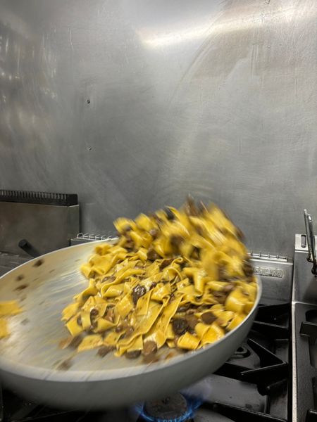 Tortellini in padella durante il servizio in cucina