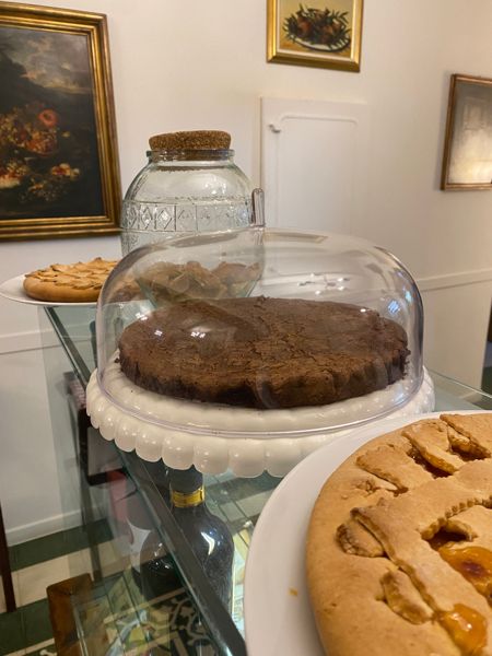 Vetrina con torte fatte in casa sotto una campana di vetro